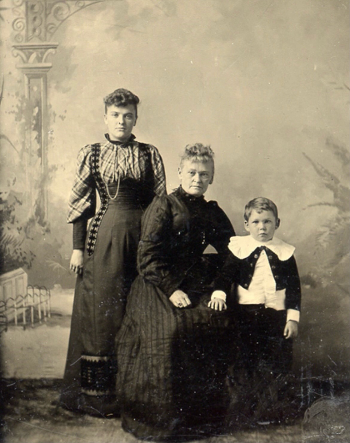 Mary Elizabeth (Holmes) Beedle, seated center, with her family